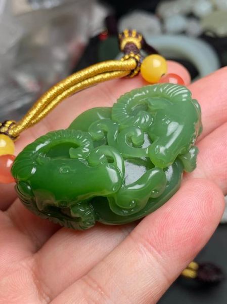 玉石生肖羊属相饰品（属羊戴玉什么饰品最招财）