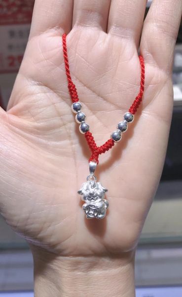 生肖属相足银吊坠（生肖属相足银吊坠怎么选不会踩坑？）