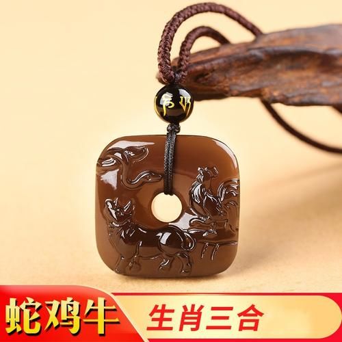 生肖大属相吊坠项链（生肖大属相吊坠项链怎么选）