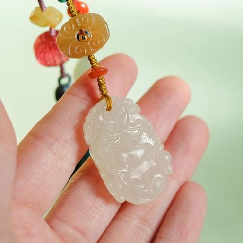 白色生肖属相挂件（白色生肖属相挂件推荐👜）