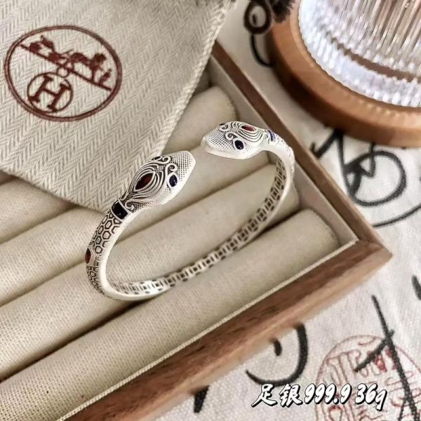 生肖属相足银（生肖足银手镯怎么选才保值）