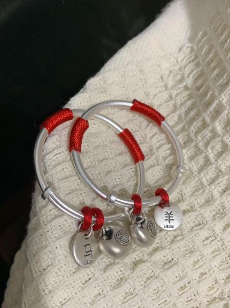 生肖属相手镯怎么戴好（生肖手镯左右手怎么戴最招财）
