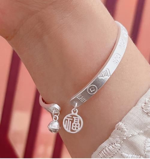 生肖属相纯银手镯（2024本命年女兔纯银手镯选购全攻略）