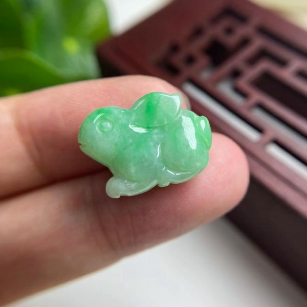 翡翠生肖属相吊坠（翡翠生肖属相吊坠怎么选合适？）