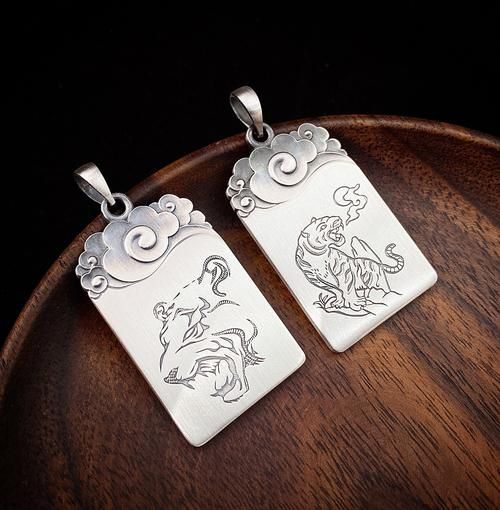 生肖属相虎足银吊坠（虎足银吊坠有什么寓意）