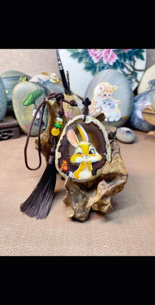 生肖兔带什么属相吊坠（生肖兔戴什么属相吊坠更旺运）