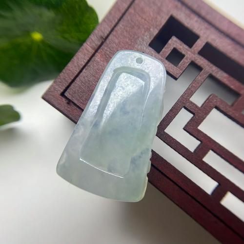 属相适合戴的生肖（属狗的人适合戴什么生肖吊坠？）