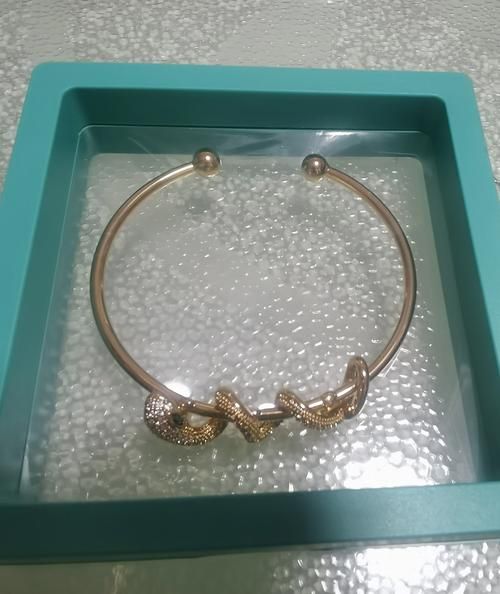 生肖属相手镯（生肖属相手镯选哪个好？💍）