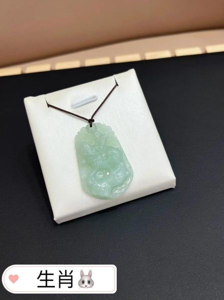 属相吊坠玉生肖（属相吊坠与玉生肖怎么搭配最旺运？）
