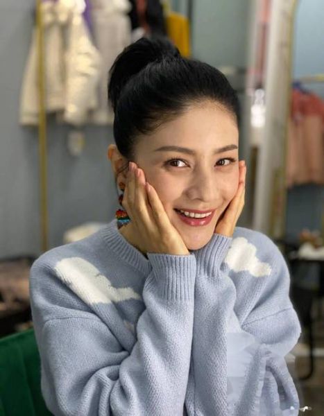 胡可生肖属相（胡可生肖属相揭秘：属羊的甜美秘诀）