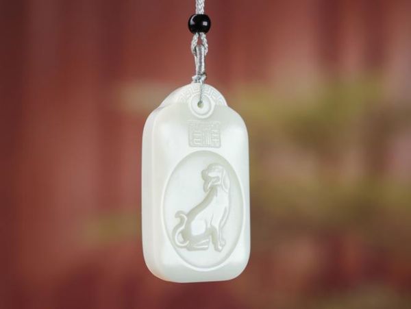 属相狗佩戴什么属相生肖吊坠（属狗戴什么生肖吊坠最旺）