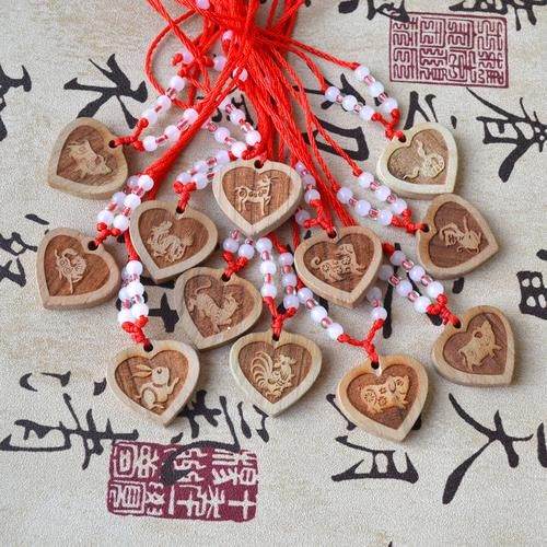 十二生肖桃木属相（十二生肖桃木属相怎么摆放才招财）