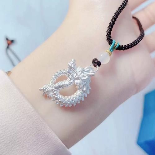 属相银吊坠生肖（新手买属相银吊坠生肖怎么挑）